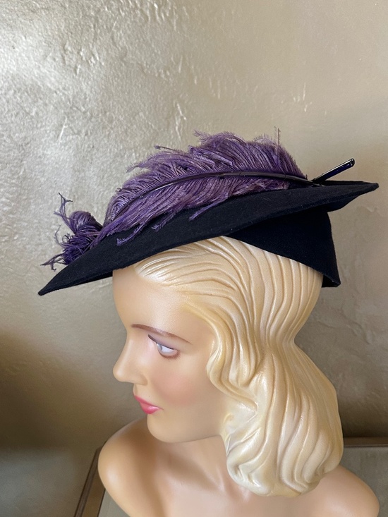 EXCEPTIONAL 1940s\' BLACK FELT WIDE BRIM TILT HAT + PURPLE OSTRICH FEATHERS main image 9